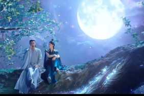 Lin Gengxin and Zhao Liying sit on a tree under the moonlight