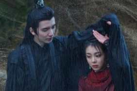 Gu Landi protecting Gao Siwen from rain